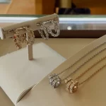 金价狂飙！6款闭眼入的黄金手镯大推荐，显瘦显白还保值！